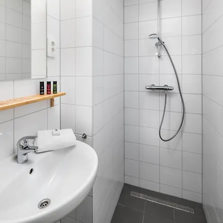 Modern With Two Bathrooms Within Surroundings Сasa de vacaciones Schayk